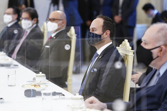 중남미 국가 장관들이 16일 청와대에서 문재인 대통령의 인사말을 듣는 모습. 청와대 제공.